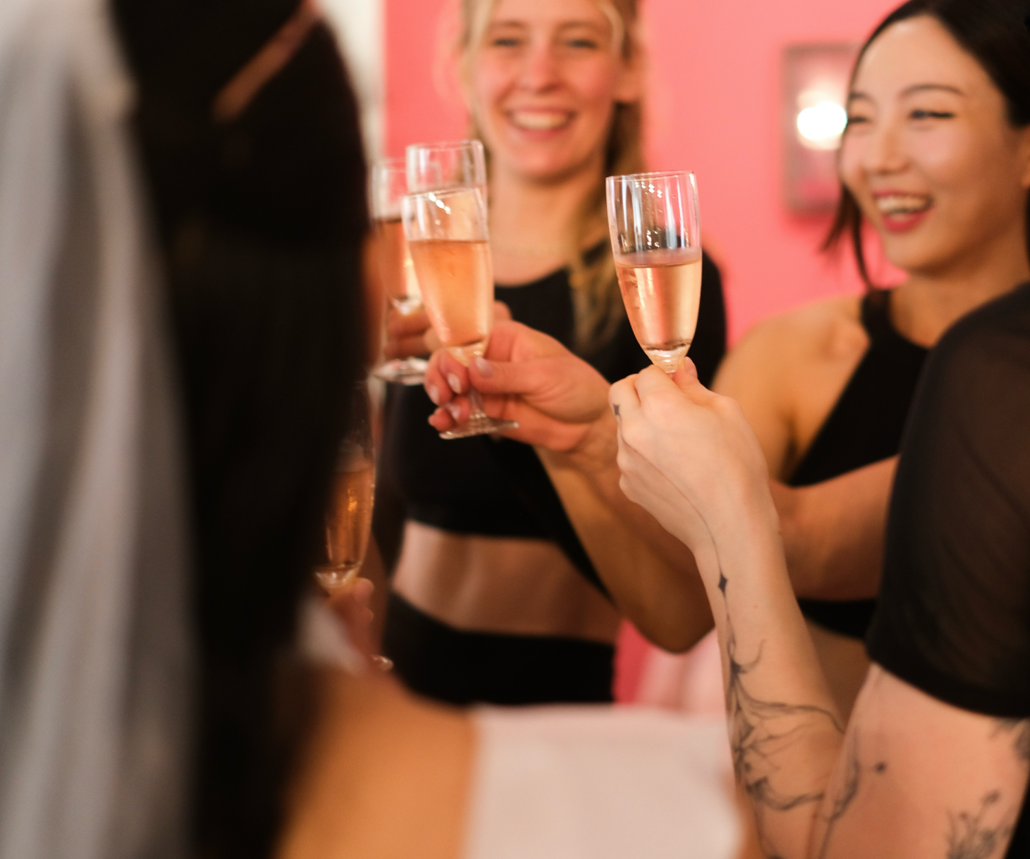 Pole Dance JGA Berlin JGA-Gruppe stoßt vor dem Pole Dance Kurs mit Sekt an