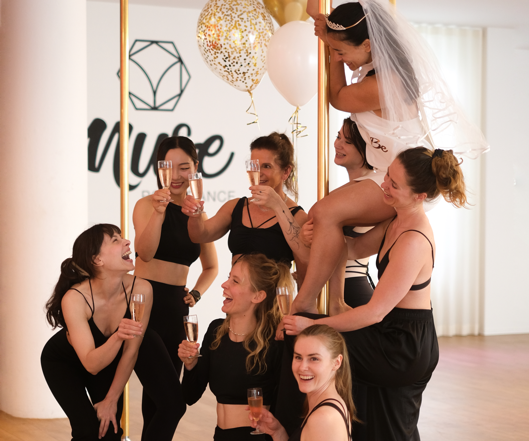 Pole Dance JGA Berlin Gruppenfoto von JGA Gruppe nach dem Pole Dance Kurs
